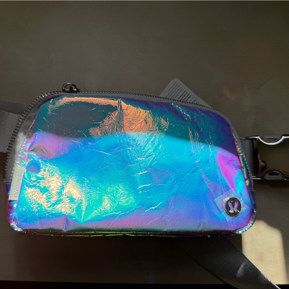 Lululemon iridescent everywhere bag 1 L - NEW - Picture 2 of 10